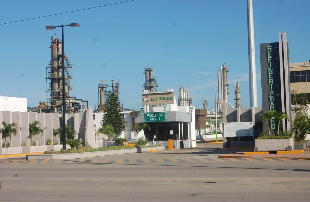 Sin empleo en refinerías por recortes de Pemex