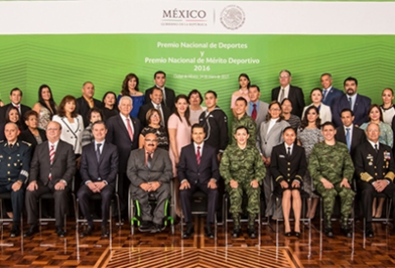 México enfrenta retos y sortea adversidades en unidad, afirma Peña Nieto