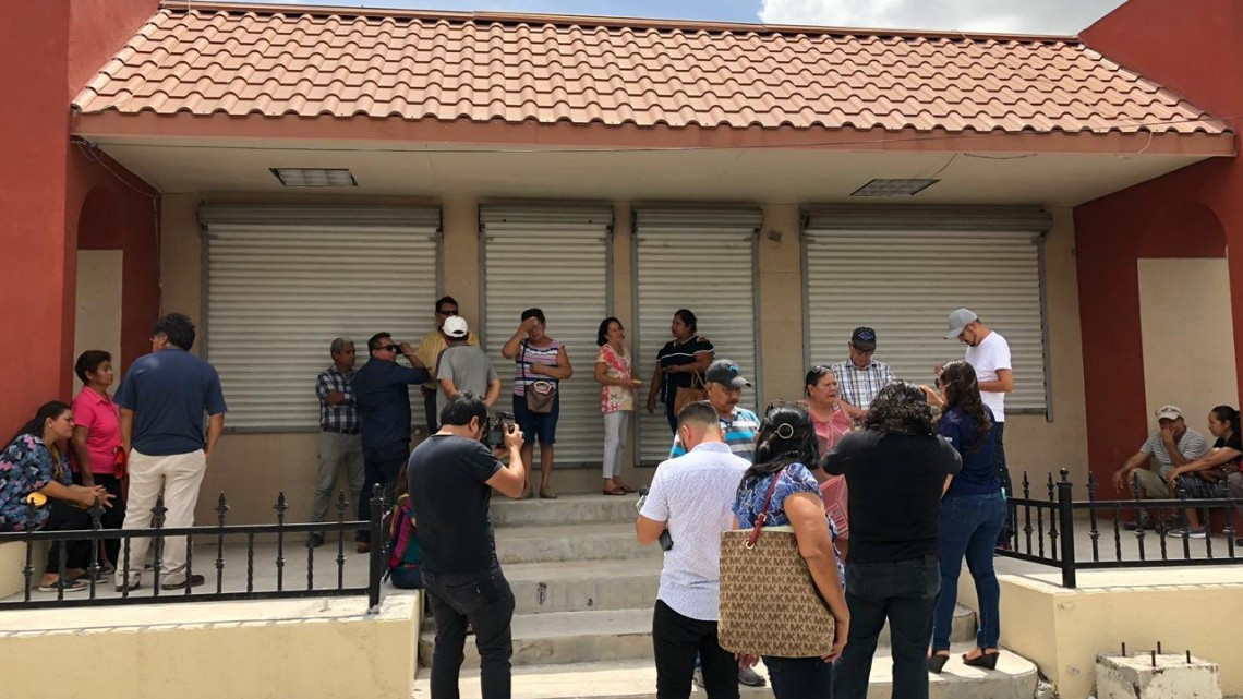 Protestan contra abogado, los defraudó hasta con 65 mil pesos ofreciendo aumentar su pensión del IMSS