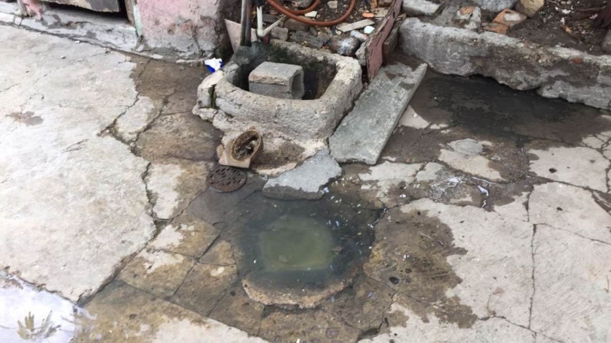 Vecinos de la Popular habitan entre aguas negras 