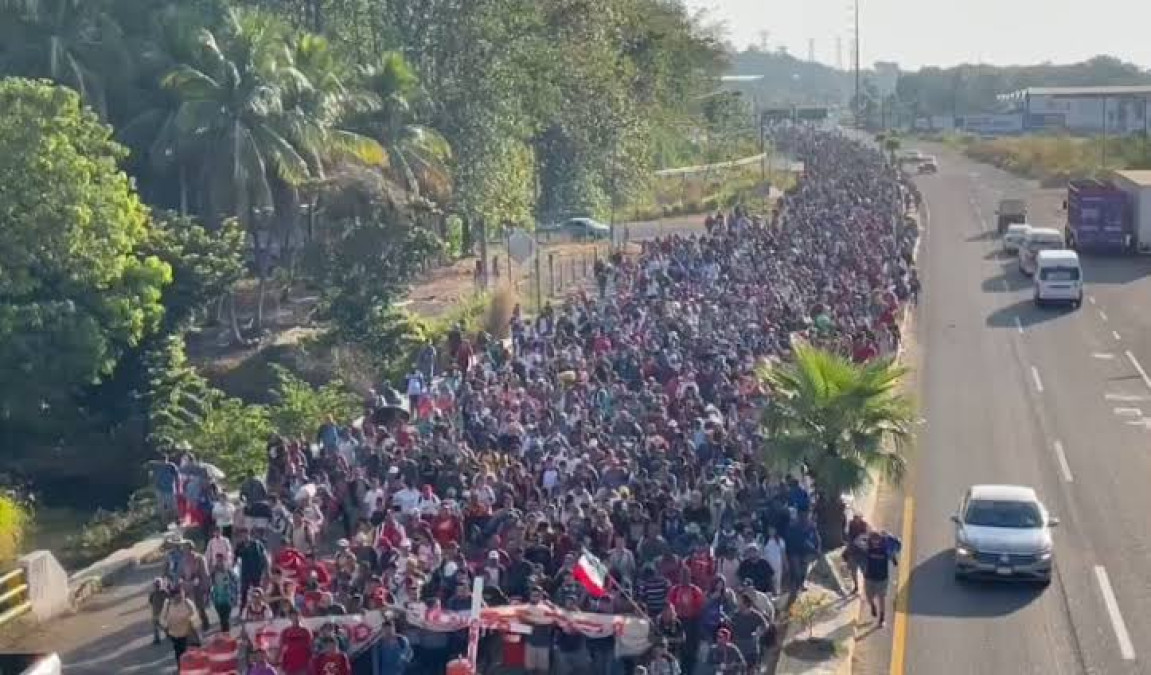 Caravana de migrantes pasa la Navidad caminando por el sur de México