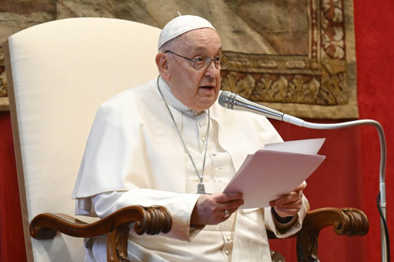 “Está más mal que ayer”: Papa Francisco sufre crisis respiratoria