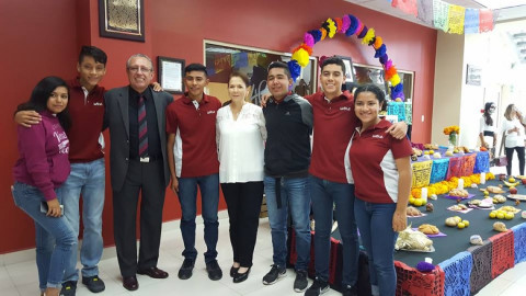 Pdta. del DIF realiza recorrido de altares