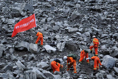 Recuperan 15 cuerpos tras deslizamiento de tierra en China