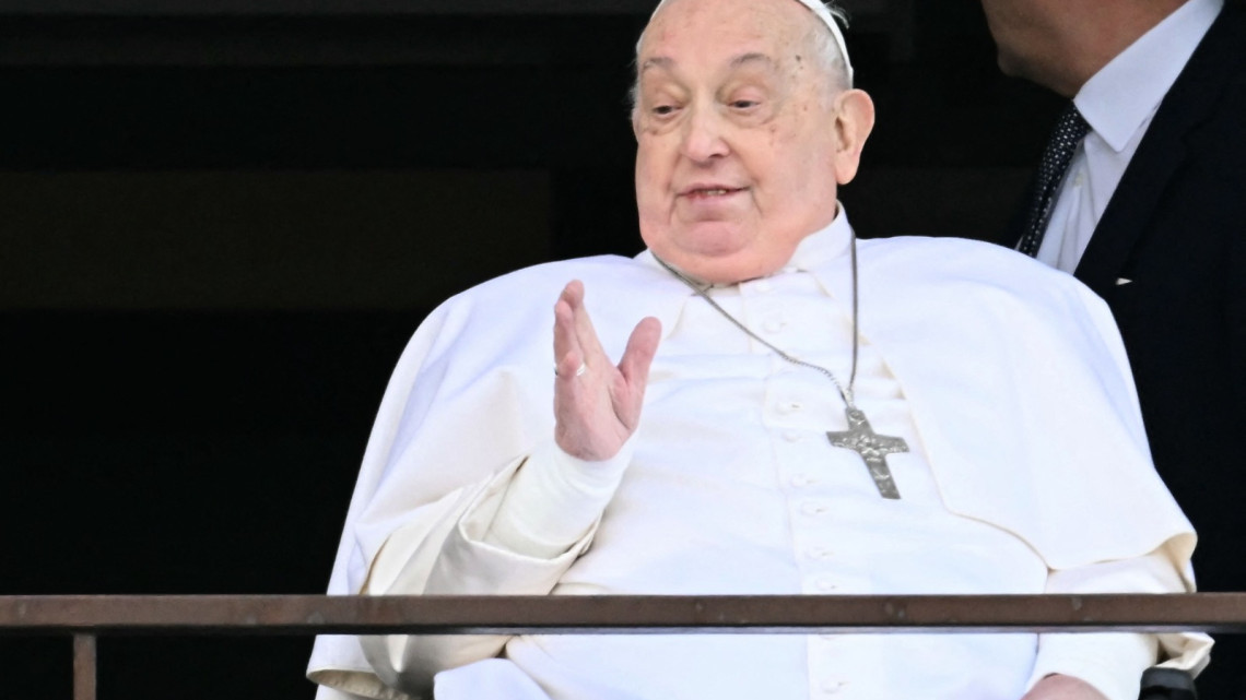 Papa Francisco abandona el hospital y reaparece en público