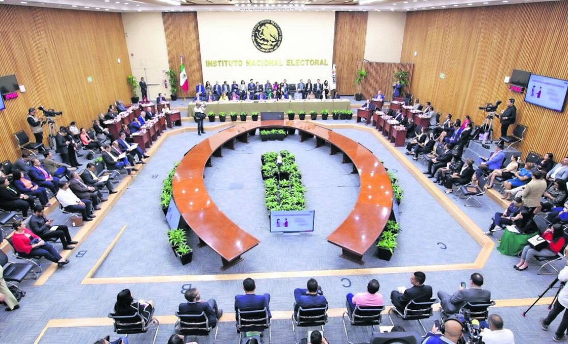 Ordena INE a AMLO colocar mensaje previo a mañaneras y evitar temas electorales