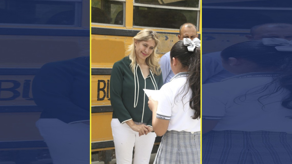 Entrega Maki Ortiz camión reparado a telesecundaria