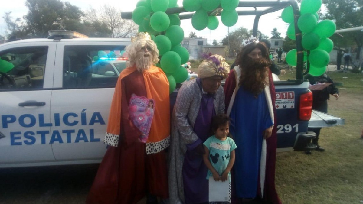 Policías estatales vestidos de Reyes Magos entregan juguetes