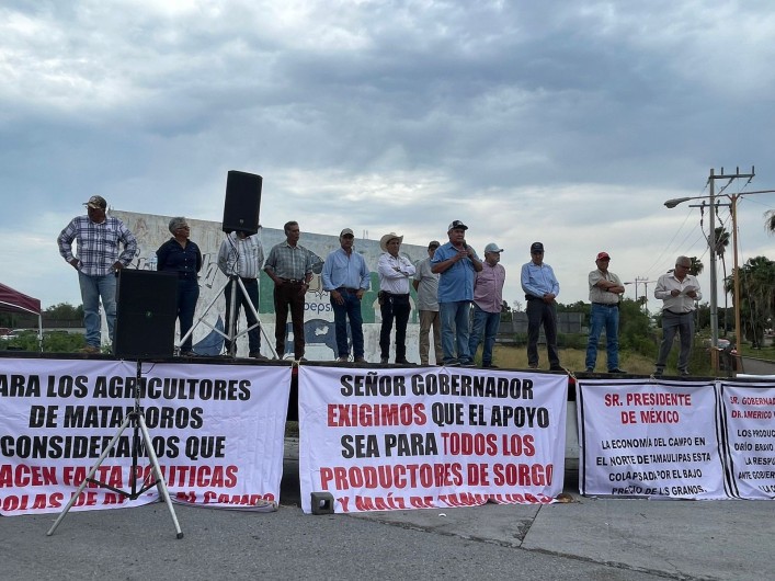 Con bloqueo parcial, exigen precios justos de sorgo y maíz