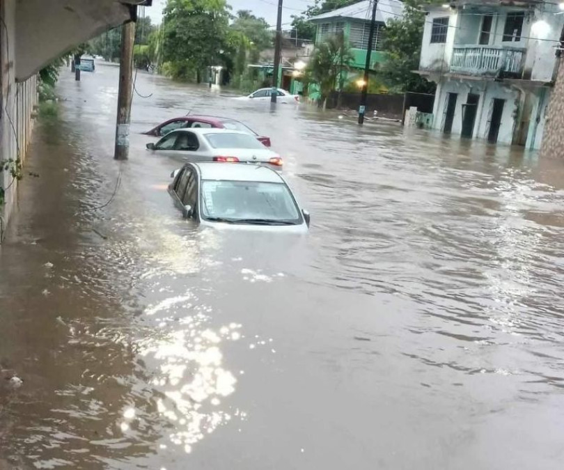 Fuertes lluvias dejan inundaciones en 32 colonias de Veracruz