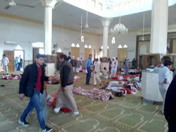 Ataque en mezquita deja al menos 155 muertos en Egipto 