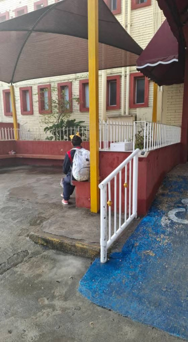 Niña se queda afuera de la escuela por no llevar uniforme completo