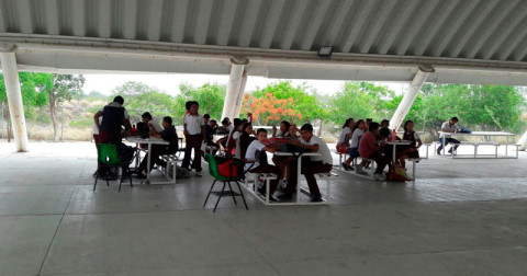 Alumnos reciben sus clases al aire libre 