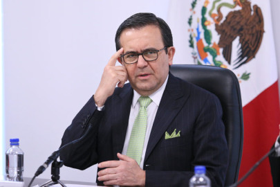 Viaja Ildefonso Guajardo a EU para revisar proceso del TLCAN
