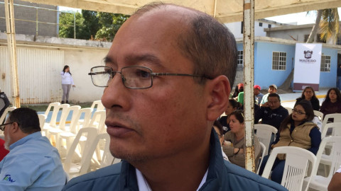 Secretario del Ayuntamiento tiene en la banca Reglamento de Ecología