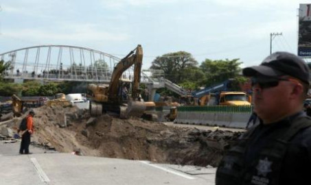 Tres funcionarios de la SCT bajo investigación por socavón