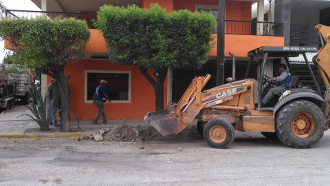 Tapan baches y retiran escombro cuadrillas municipales