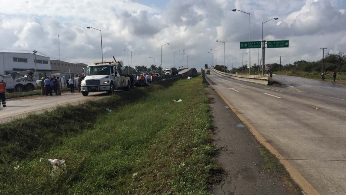 Pavimento mojado provoca aparatoso accidente
