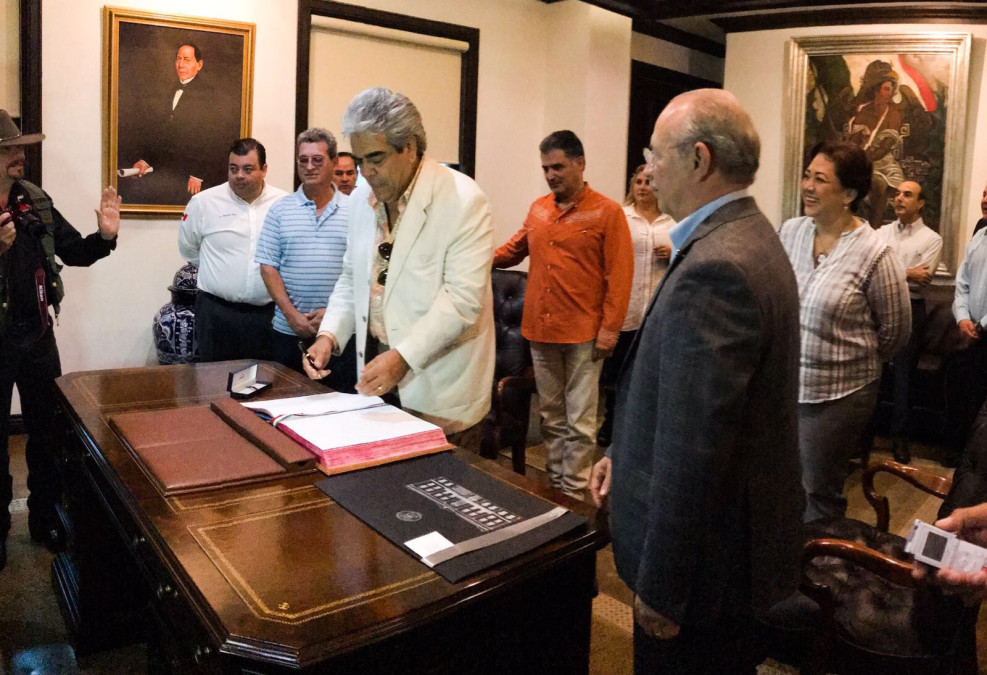 Jorge Reynoso firma el libro de huéspedes distinguidos 