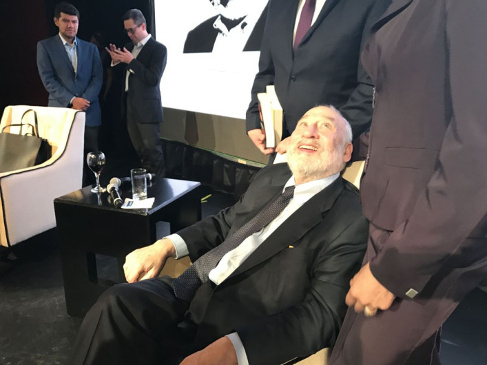 Advierte Premio Nobel que Donald Trump quiere que México se divida