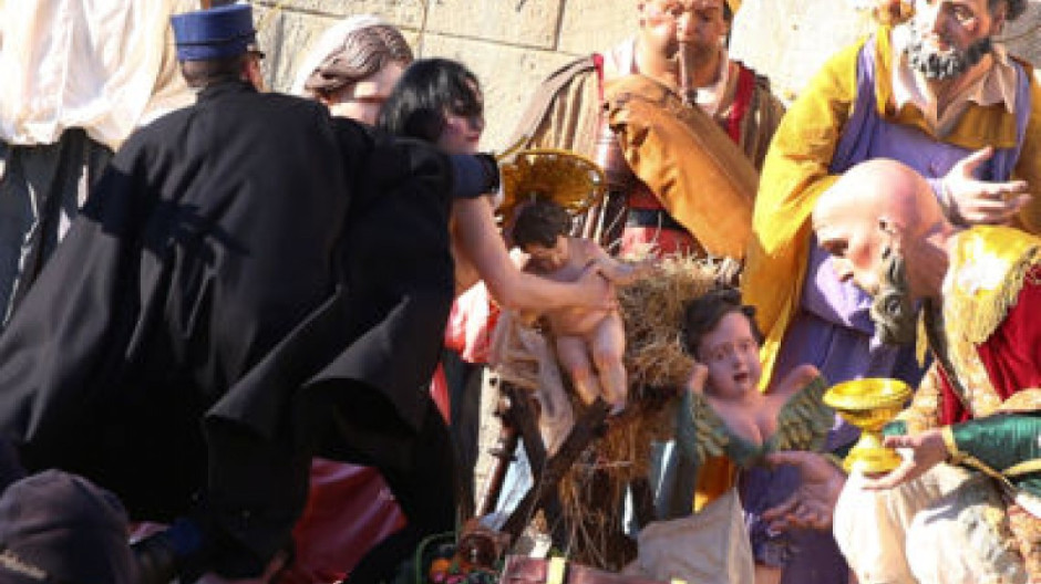 Intentan tomar figura del niño Jesús en El Vaticano