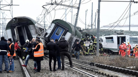 Al menos dos muertos tras descarrilar un tren cerca de Milán