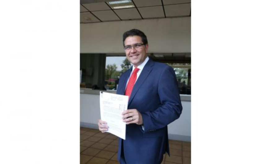 Ríos Piter denuncia al INE por participar en su contra