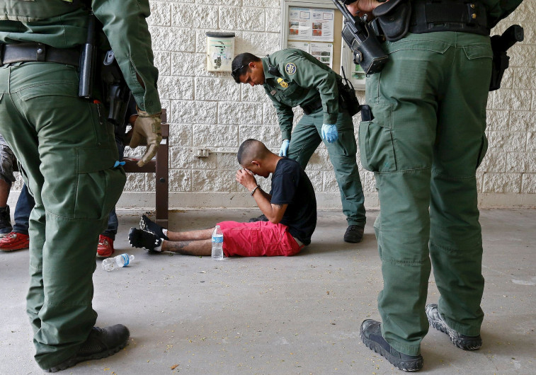 Agentes migratorios descubren casas de seguridad con migrantes en Texas