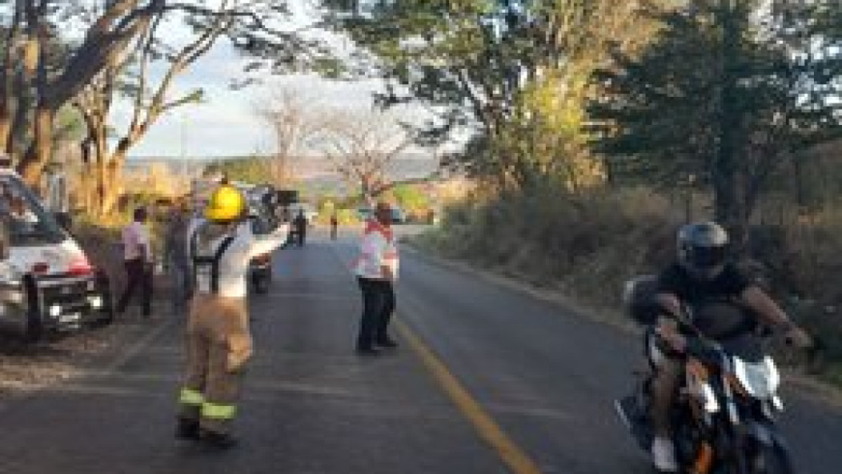  INM ayuda a 23 migrantes tras volcadura de camión de carga en Chiapas