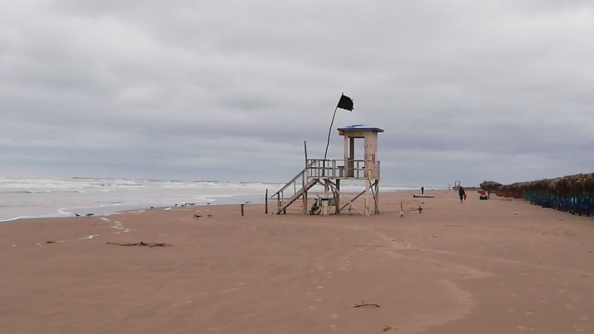 Cierran Playa Miramar por oleaje alto tras ingreso del frente frio 