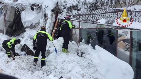 Localizan a 8 personas con vida en hotel sepultado por alud en Italia