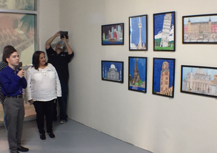 Joven con autismo presenta exposición pictórica