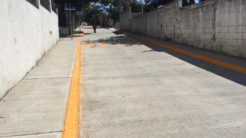 Pavimentación de calle contribuye al mejoramiento de seguridad peatonal y vehicular: Alma Laura Amparán