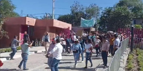 Maestros de Guerrero interrumpen en centro Teletón; buscan dialogo con AMLO 