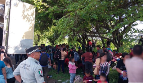 Rescatan a 148 migrantes abandonados dentro de tráiler en Veracruz
