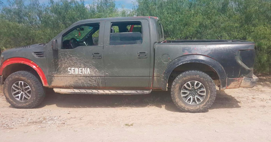 Aseguran falsa camioneta de SEDENA