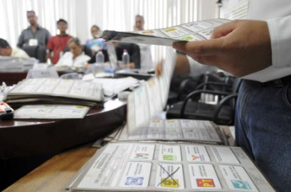 Cierran casillas en tres estados