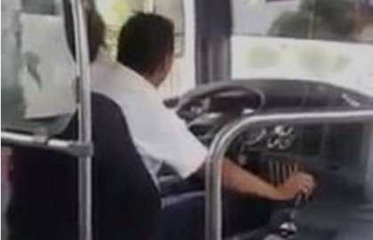 Deleita chofer de microbús a pasajeros con su voz 