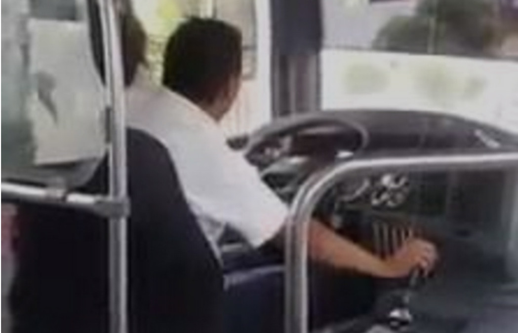 Deleita chofer de microbús a pasajeros con su voz 