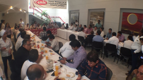 Presenta Andrés Zorrilla programa de obra a integrantes de la CMIC