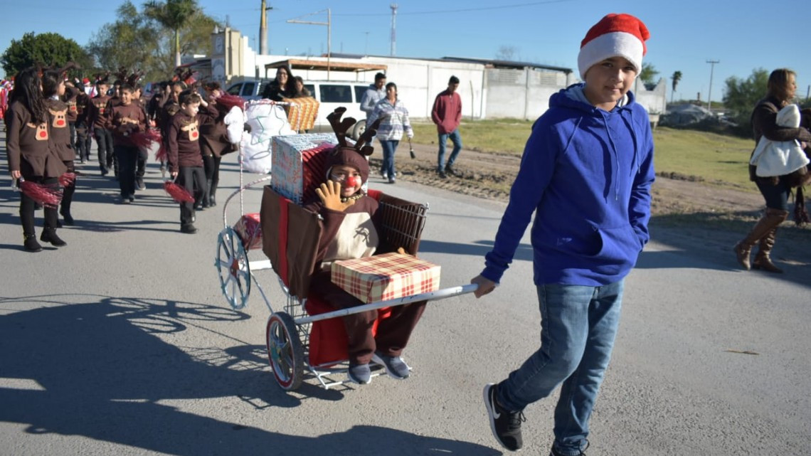 Exitoso Desfile Navideño en Santa Apolonia