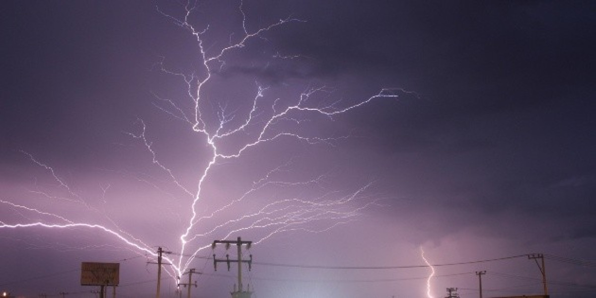 Rayo alcanza a dos personas en un campo deportivo en Yucatán