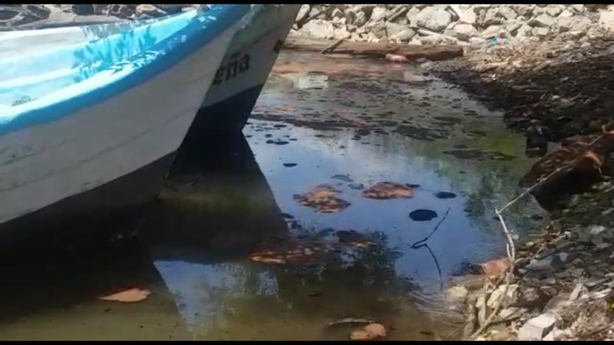Lluvia genera arrastre de aceite en La Barra