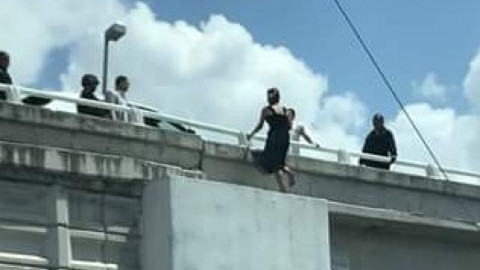 Impiden suicidio en puente Broncos 