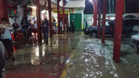 Se desborda río El Cristo, en Tabasco