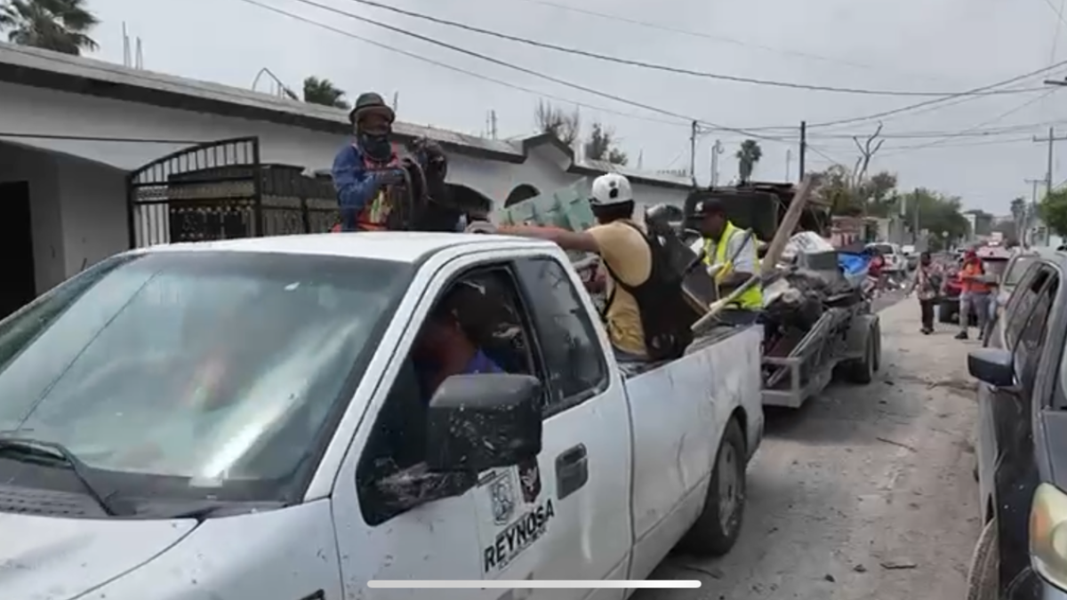 Personal de Servicios Públicos Primarios Reynosa continúan con los trabajos de limpieza en las colonias afectadas 