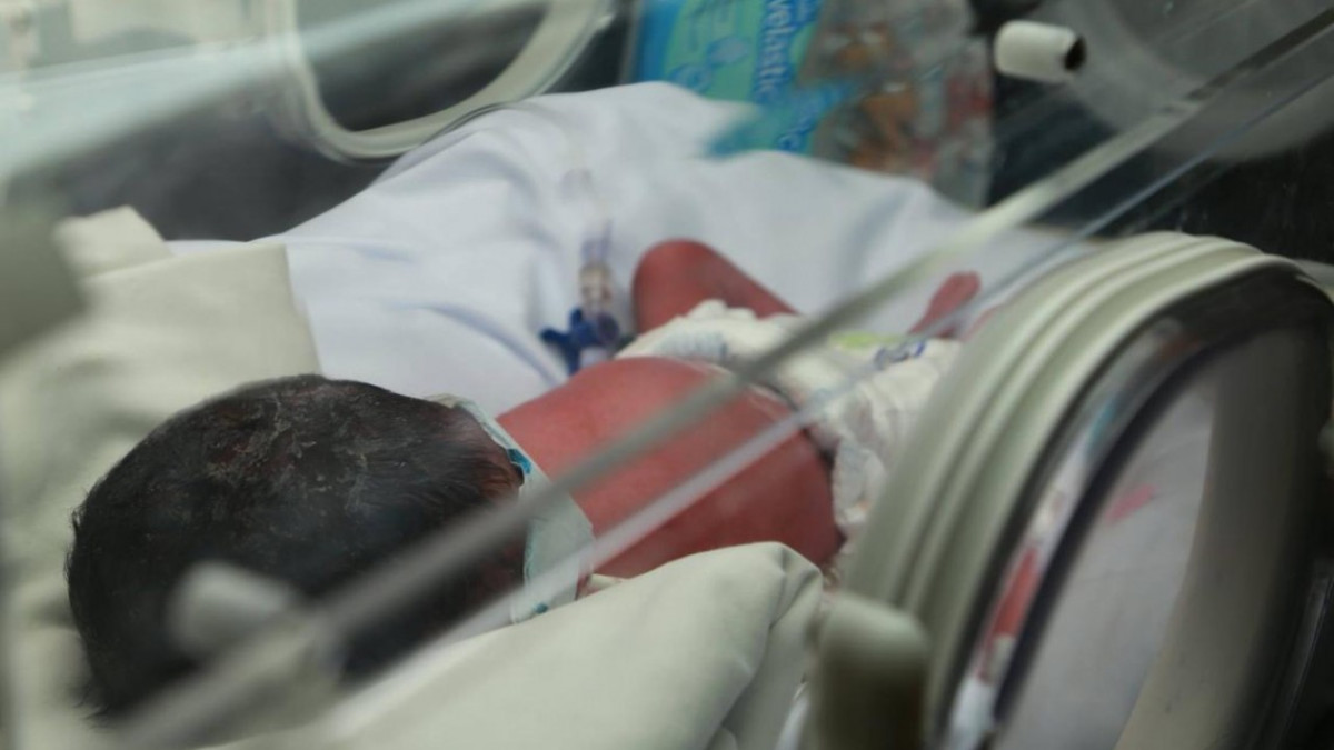 Visita presidenta del DIF a recién nacida que fue abandonada