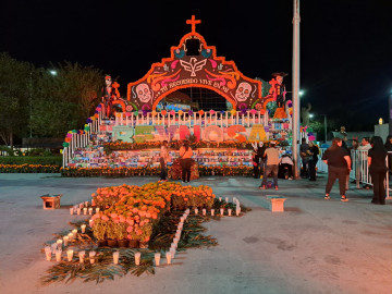 Inaugura mega altar de muertos en la plaza principal