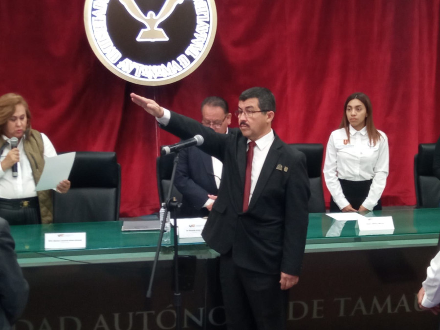 Rinde protesta Damaso Anaya como rector de la UAT