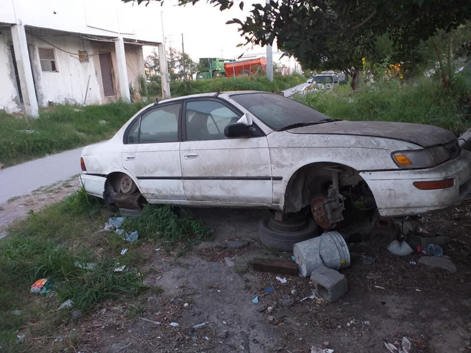 Autos abandonados en banquetas serán remitidos al corralón 